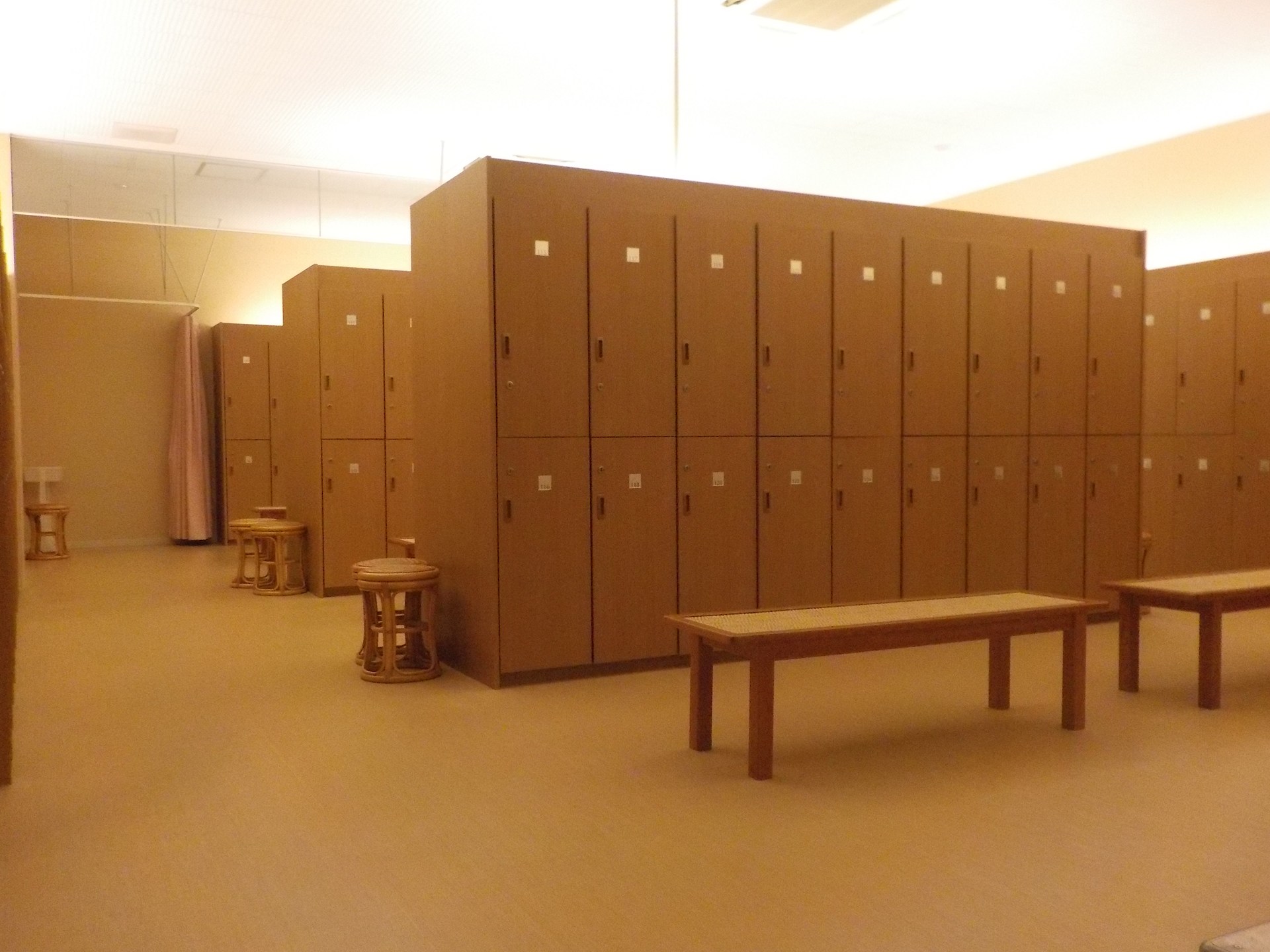 ゆったりと使えるロッカールーム